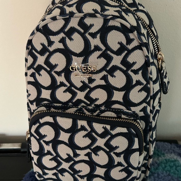 Gorgeous, Guess mini backpack in Oak Park Travel❤️ - Picture 5 of 6